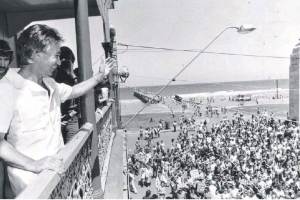 Don Dunstan waves from the Pier Hotel balcony to the big crowd waiting on Glenelg beach for the predicted tidal wave