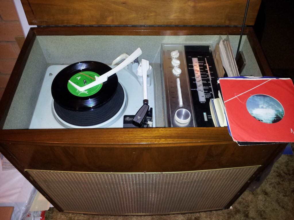 Photo courtesy of Dale Sanders. An original radiogramme with automatic record changer 