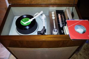 Photo courtesy of Dale Sanders. An original radiogramme with automatic record changer 