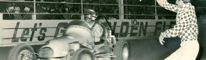 More Memories of the “Pughole” Photo thanks to 'Down Memory Lane With Noel O'Connor'. Driver Bob Wente takes the chequered flag at Rowley Park Speedway. And is that a young Glen Dix